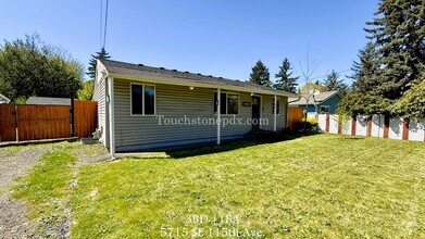 Building Photo - Beautifully Remodeled 3 Bed/1 Bath Home in...