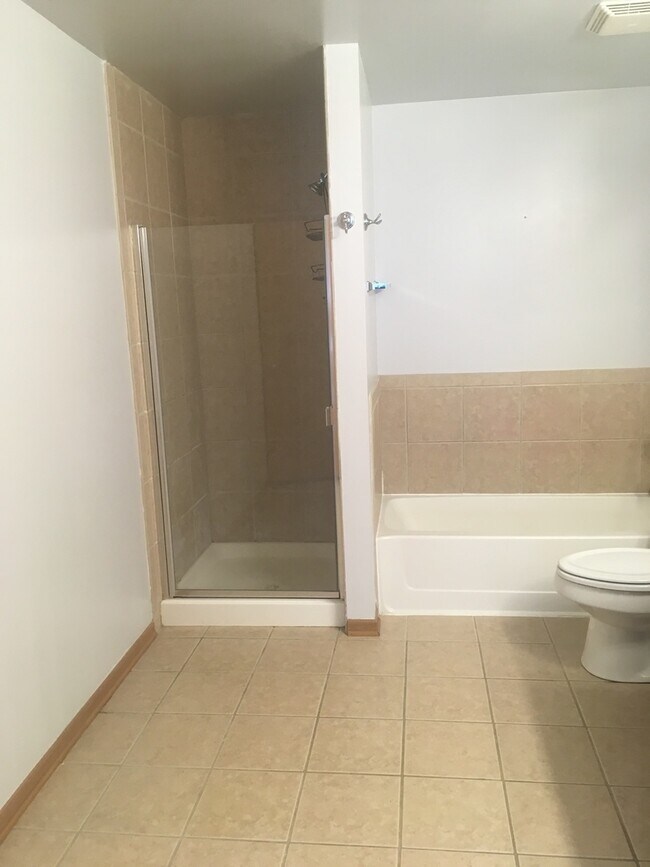 Building Photo - 515 Main St