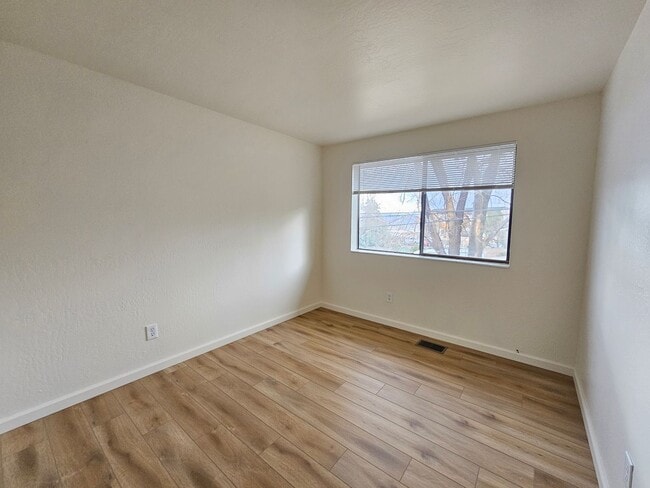 Building Photo - Newly Renovated Townhome Close To UNR - Central Air