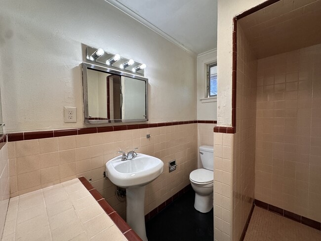 Building Photo - 2704 Charlotte St