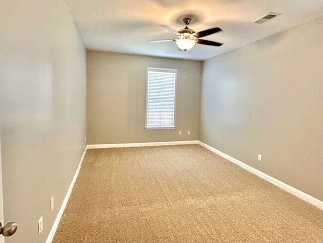 Building Photo - Now Leasing! 4 -bedroom 2.5 bath home in S...