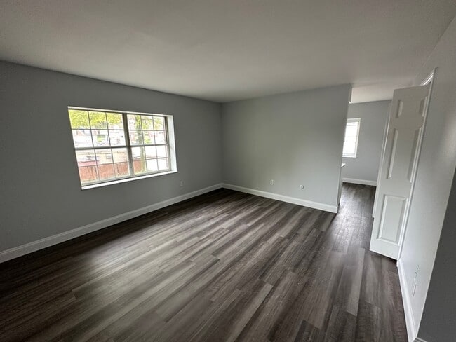 Building Photo - 902 Erdner Ave