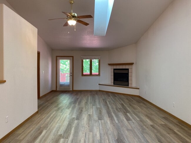 Building Photo - 2325 Northbrook Dr