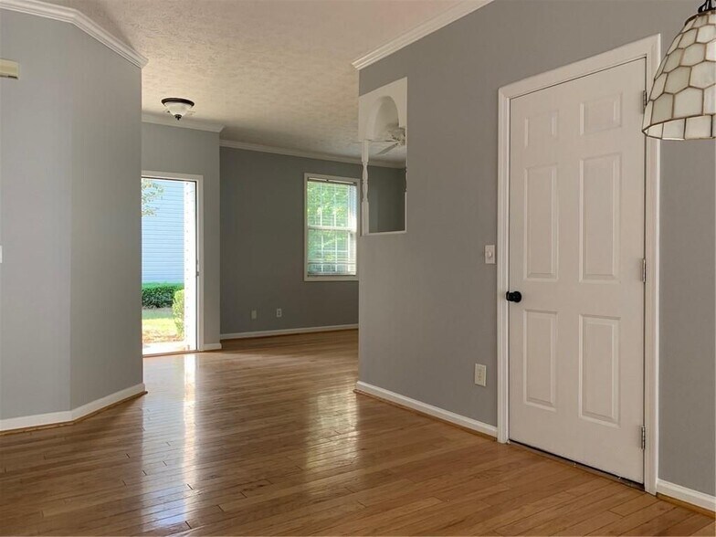 Building Photo - 320 Harmony Ct