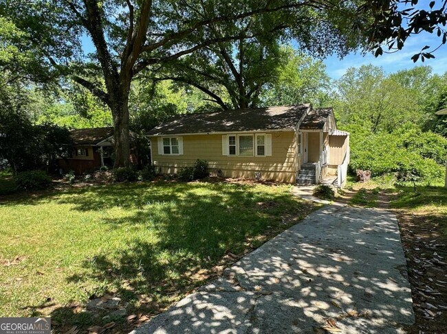 Building Photo - 1900 Meadow Ln