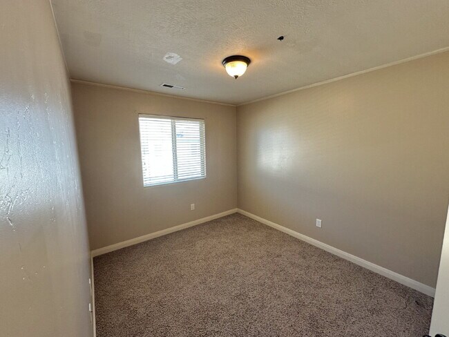 Building Photo - "Charming 3-Bed Townhouse in Cedar City – Spacious 1365 Sq Ft with 2.5 Baths!"