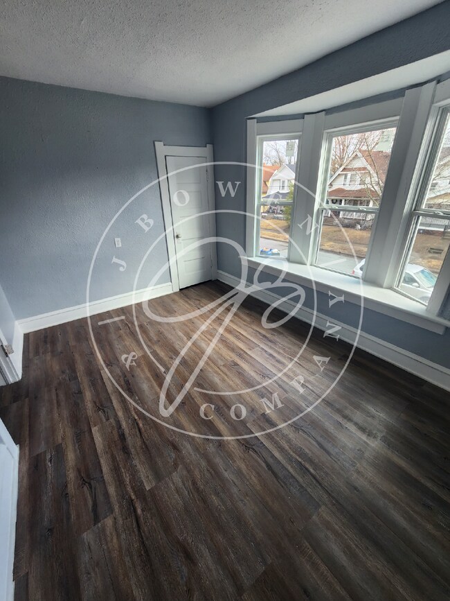 Building Photo - Section 8 accepted! 3 bed 1 bath with lots of space!
