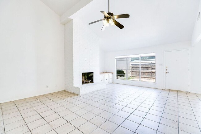 Building Photo - PAY NO SECURITY DEPOSIT! Beautiful Spaciou...