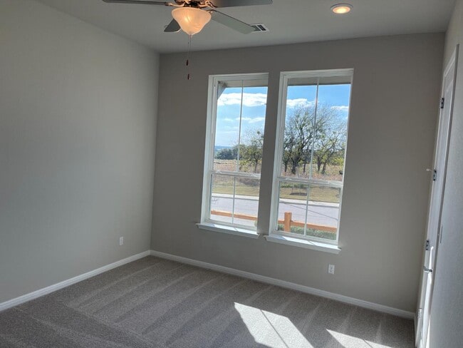 Building Photo - 1015 Vista View Dr