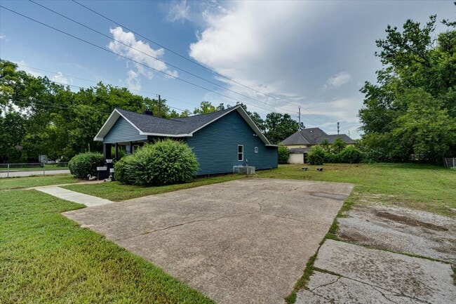 Building Photo - Spacious 4-Bedroom Home in Quiet Neighborh...
