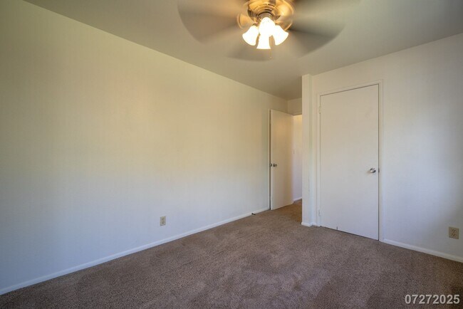 Building Photo - Beautiful and Large 3 bedroom 2.5 bath SFH...