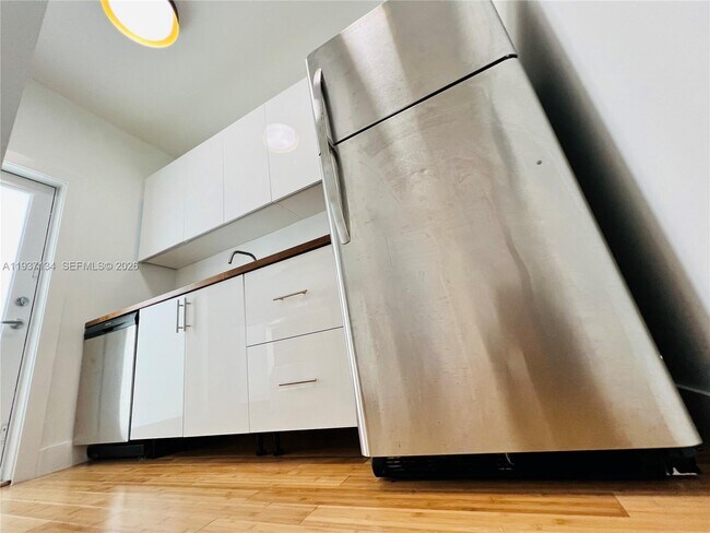 Building Photo - 960 Bay Dr