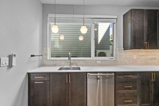 Building Photo - Stunning Othello Park Designer Townhome with Air Conditioning