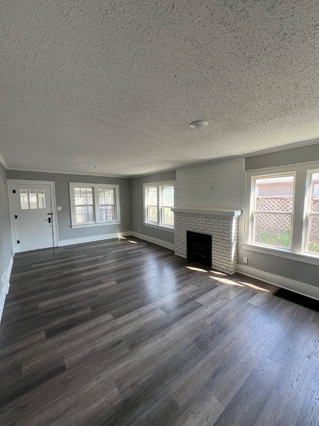 Building Photo - Newly Renovated 2 bedroom / 1 bathroom hou...