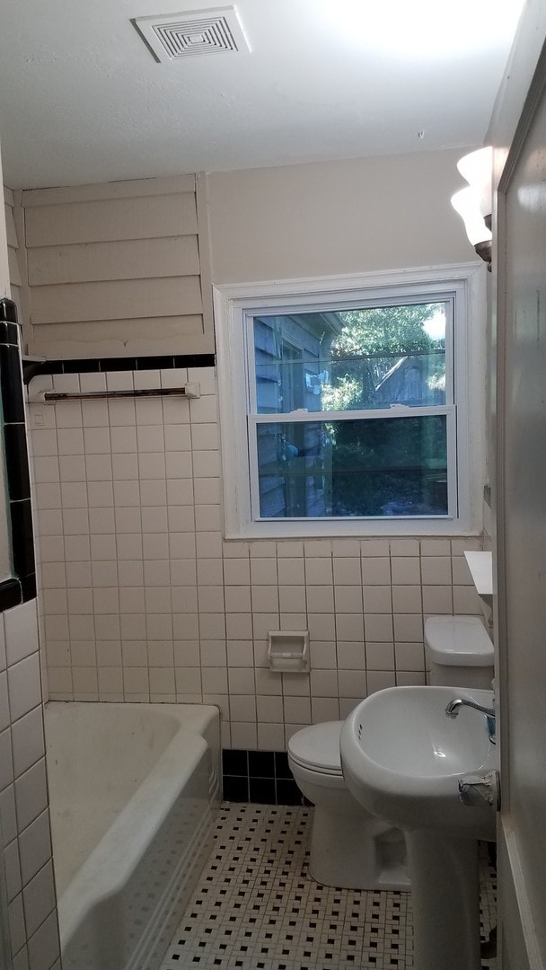 Building Photo - City of East Point Renovated Tudor Style Home