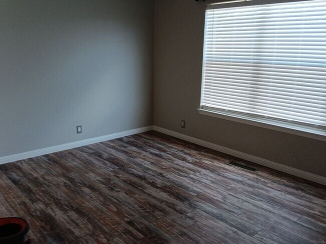 Building Photo - 3 Bedroom, 2.5 Bathroom Home! Schedule a Showing!