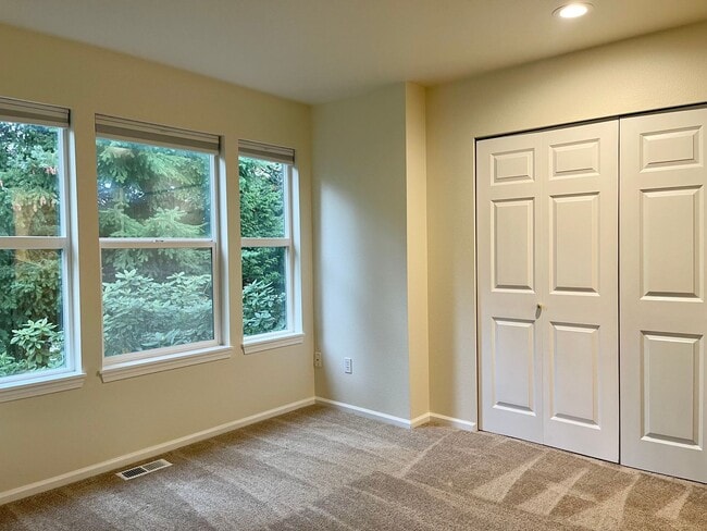 Building Photo - Bellevue Townhome! 2 Bedroom 2.5 Bathroom! *Utilities Included*