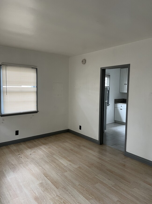 Building Photo - 1851-1855 S Barrington Ave