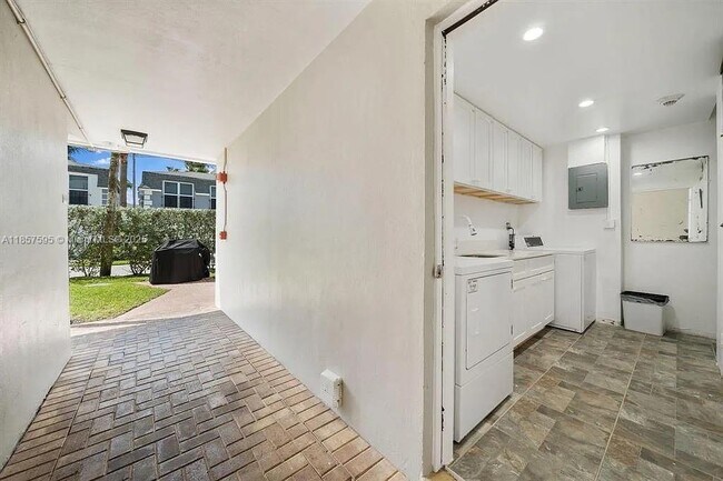 Building Photo - 1199 Hillsboro Mile