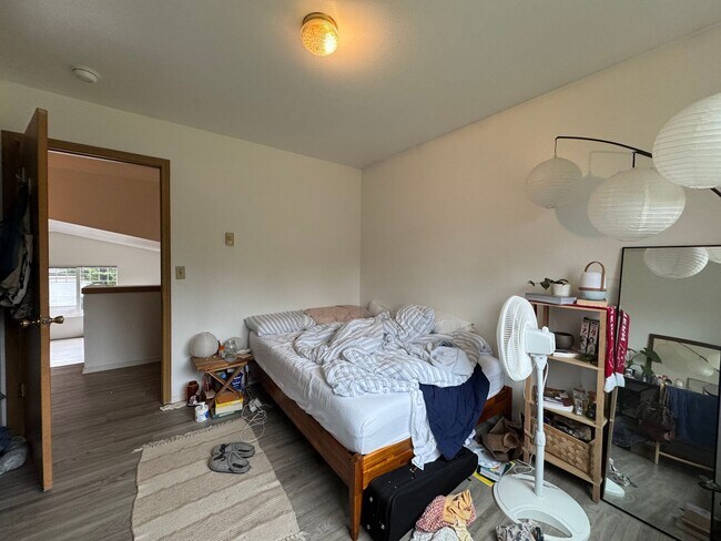 Building Photo - 4 Bedroom 2 Bathroom Duplex - Near WWU