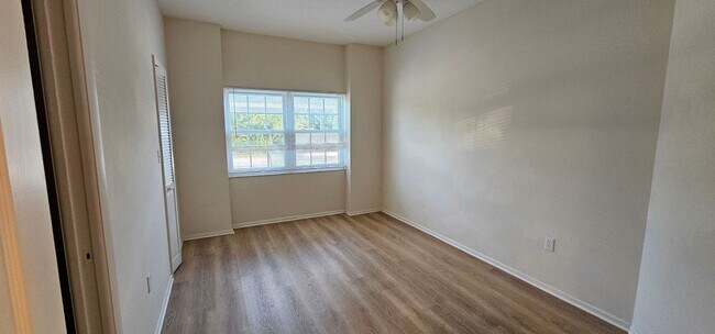 Building Photo - $500 off the first month’s rent!!