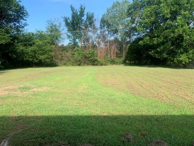 Building Photo - Come check out this super clean 3 bed, 2 b...