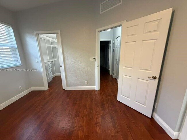 Building Photo - 1737 Carvelle Dr