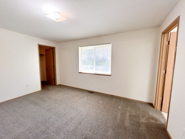 Building Photo - 5548 - 5550
