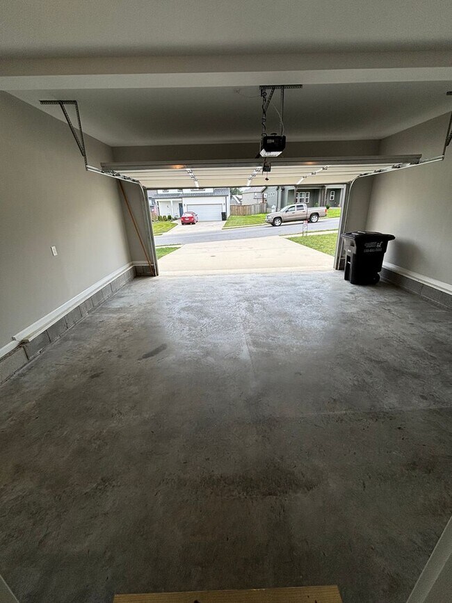 Building Photo - 4 Bedroom 2 1/2 Bath Pet Friendly Home For Rent Near Post!
