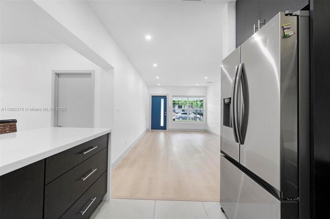 Building Photo - 570 SW 45th Ave