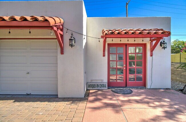 Building Photo - 1310 W Lynwood St