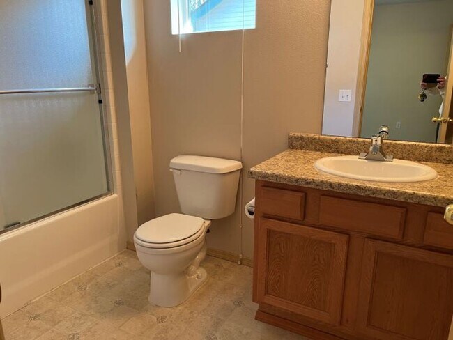 Building Photo - Spacious 3-Bedroom Home for Rent in Desirable DuPont
