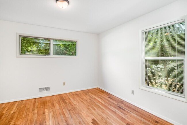 Building Photo - 2563 Beverly Hills Dr