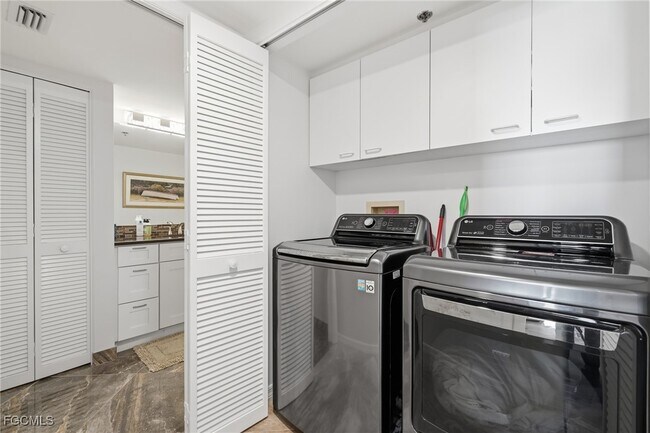 Building Photo - 6585 Nicholas Blvd