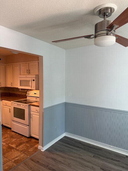 Building Photo - 807 W 40th St