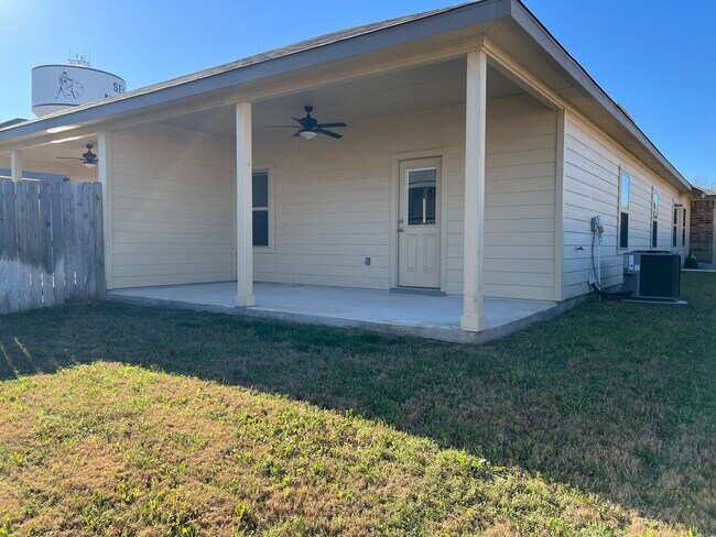 Building Photo - Luxury 3/2 Duplex in Seguin, Texas!