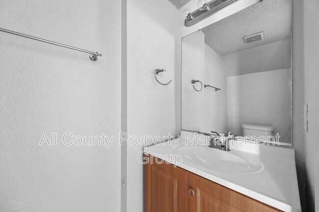 Building Photo - 4921 Miller Ave
