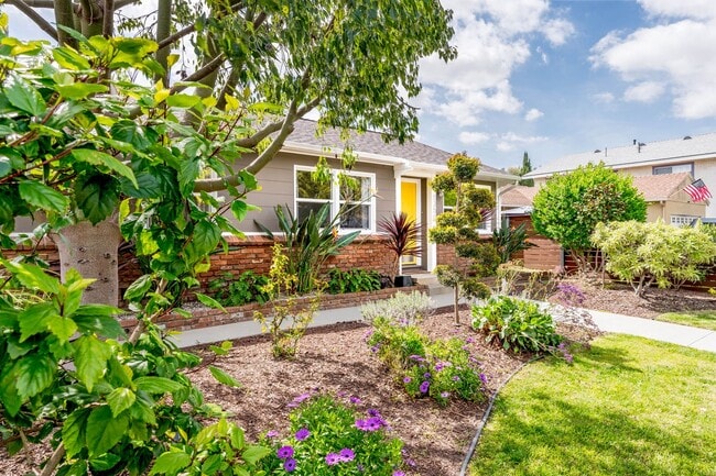 Building Photo - South of Conant 3 Bedroom, 1 Bath Home on over 5000 Square Feet, an entertainers dream!