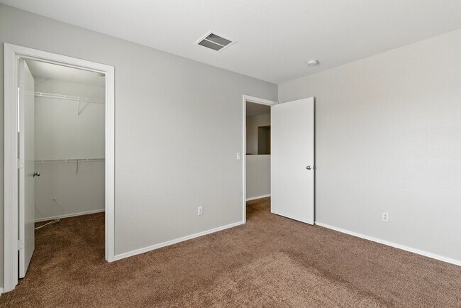 Building Photo - 11546 W Schleifer Dr