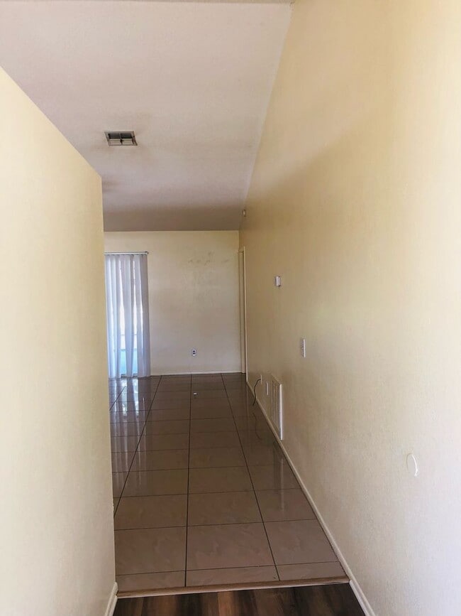 Building Photo - 3/2/2 Deltona