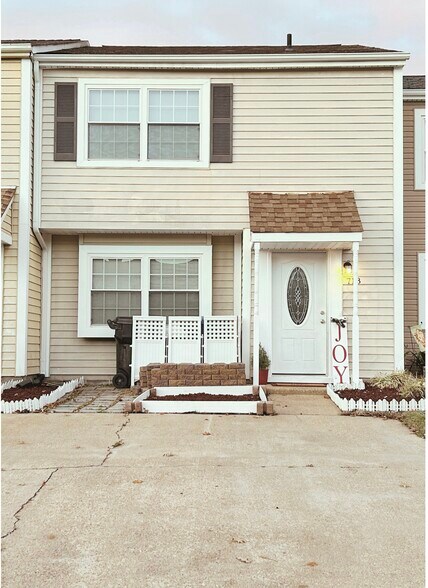 Front - 718 Spence Cir