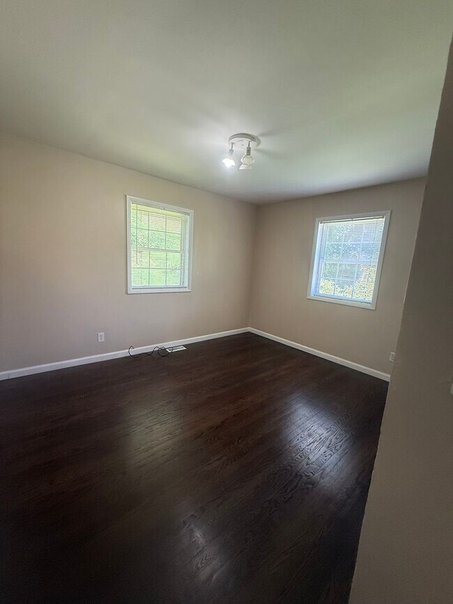 Building Photo - 3 Bedroom Single Family Home