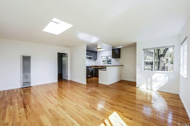 Building Photo - 1385 1/2 Sir Francis Drake Blvd, Unit 1