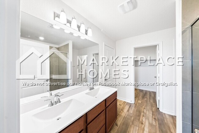 Building Photo - 4013 Woodside Dr