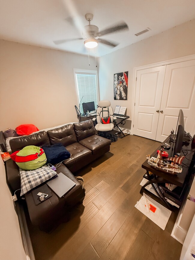 Building Photo - 5742 Vlg Rdg Ln