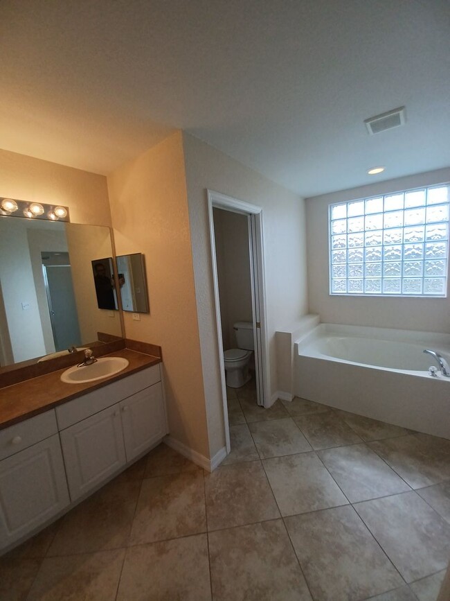 Building Photo - 3303 SW 8th Ct