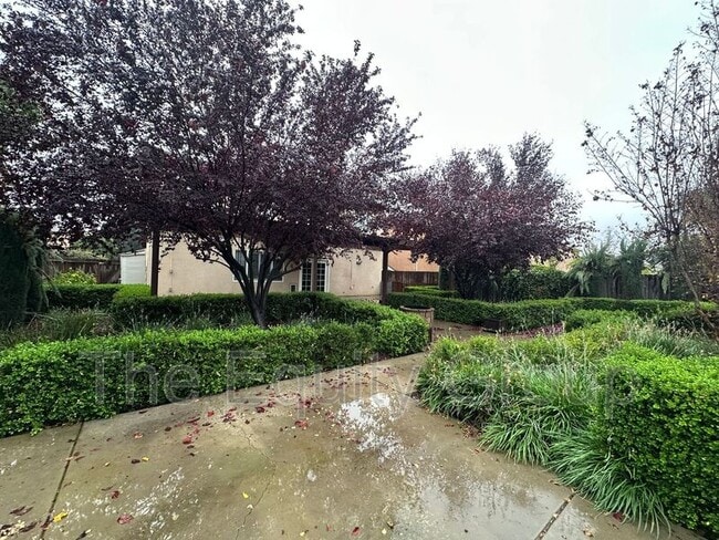 Building Photo - 3842 W Buena Vista Ave