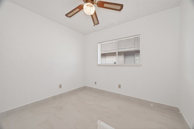 Building Photo - 3306 S Greenpark Dr