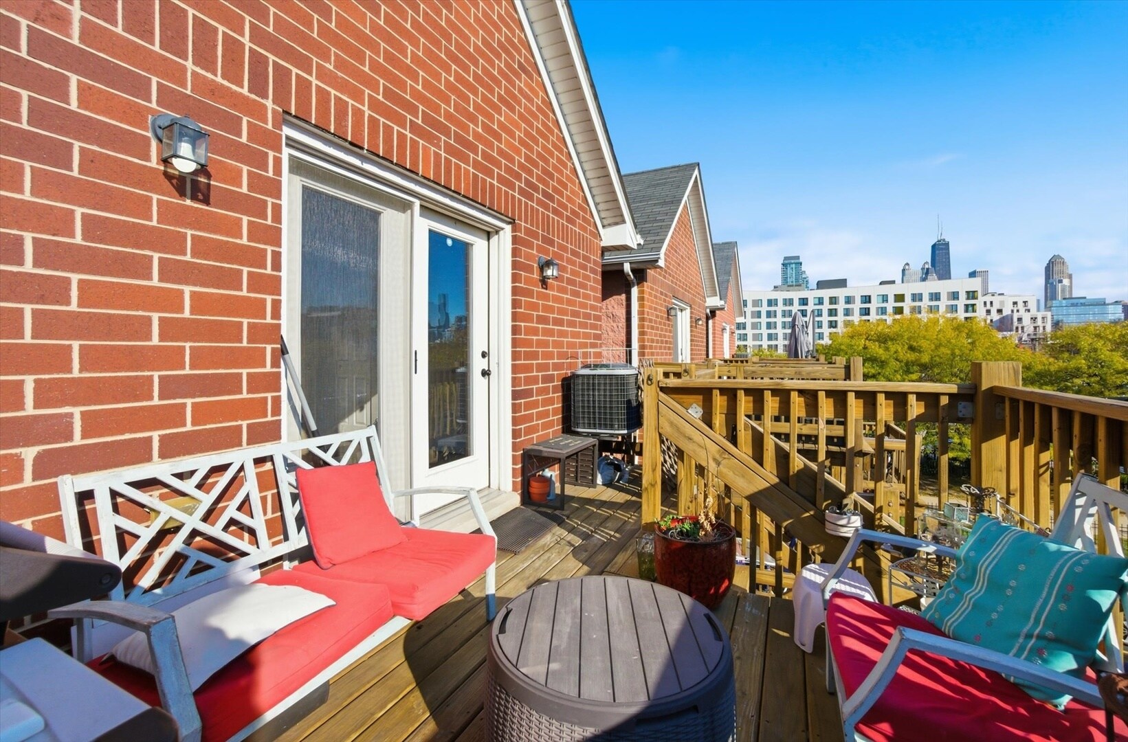 Building Photo - 639 W Elm St