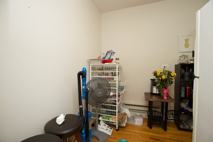 Building Photo - 837 W Cornelia Ave